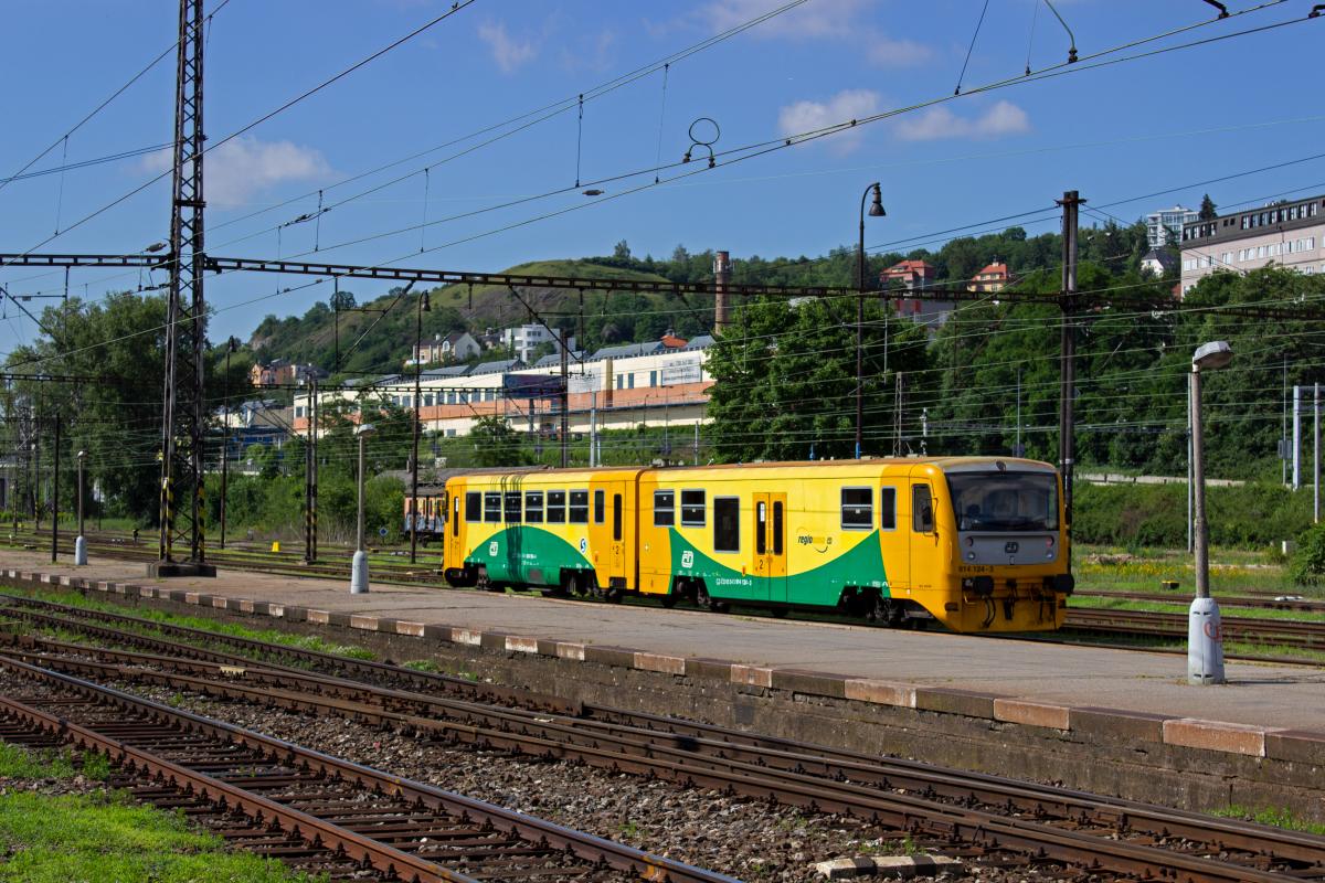 Auf der Linie S6, die abseits der Hauptstrecke nach Beroun fhrt, verlsst die Regio-Nova-Garnitur 814/914 124 den Bahnhof Praha-Smchov.