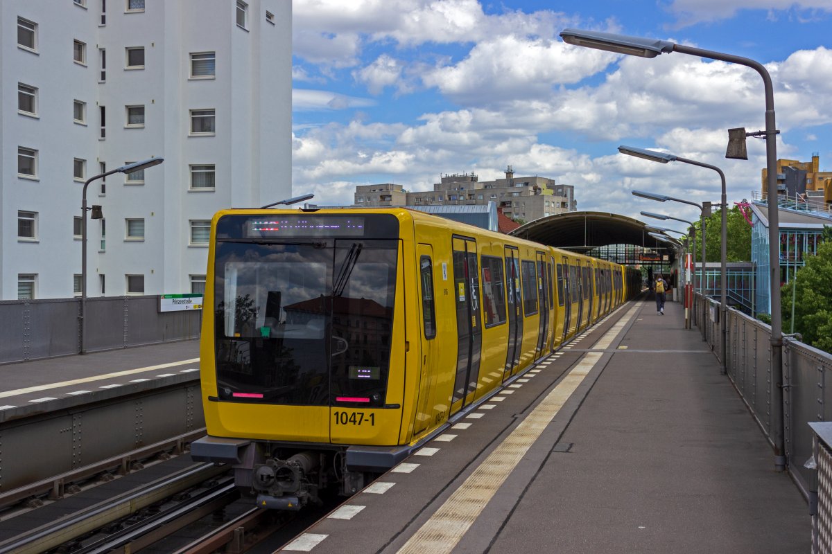 Auf den Linien U1 und U3, die normalerweise diese Strecke befahren, werden hauptschlich Wagen aus der A3-Baureihe eingesetzt. Wann immer es zum Einsatz der U12 kommt, sind auch andere Fahrzeuge auf den Hochbahnviadukten zu bewundern. So zum Beispiel diese Doppelgarnitur aus IK-TW 1043 und 1047.
