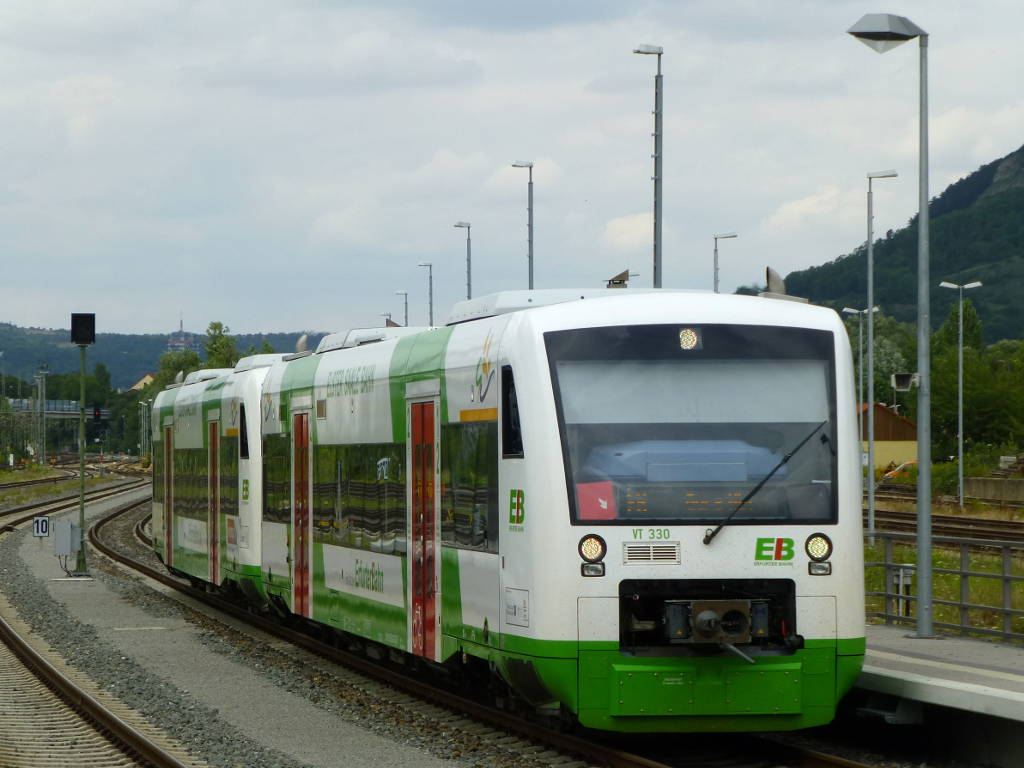 Aufgrund der zweigleisigen Erweiterung der Holzlandbahn zwischen Weimar und Jena beginnt dieser Zug am 28. Juli 2016 in Göschwitz: VT 330 und ein weiterer RS als EB 12 nach Gera Hbf. 