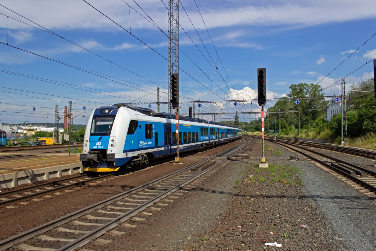 Aus Brno kommt 660 105, der hier als Zug der Linie R19 in den Bahnhof Praha-Libeň einfhrt.