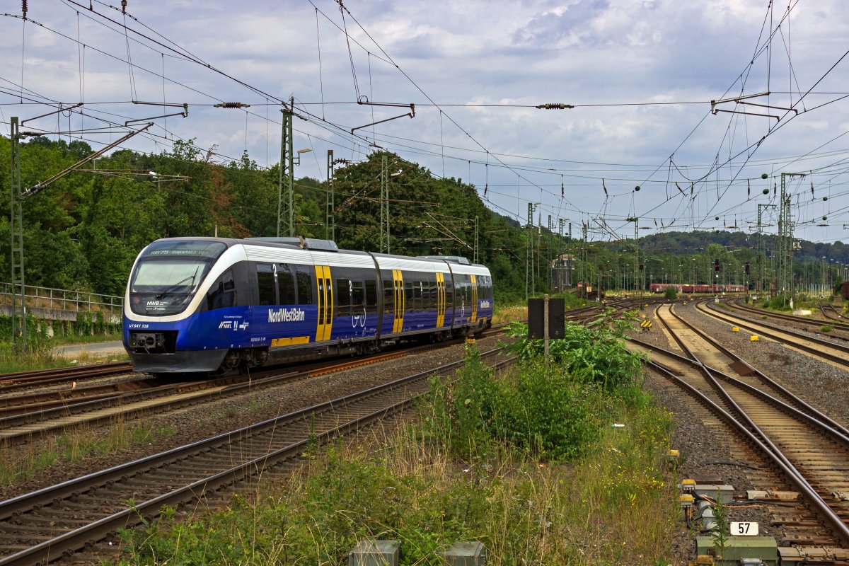 Aus Richtung Osnabrck kommend wird 643 318 der NWB in wenigen Minuten Bielefeld Hbf erreichen.
