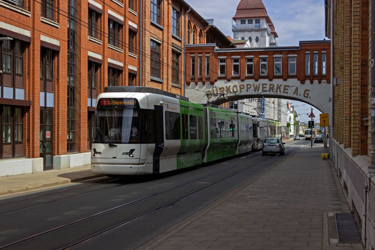 Aus Richtung Stieghorst kommend unterquert TW 5004 am 29.07.22 die Brcke des Drkopp-Werks in der Bielefelder Innenstadt.