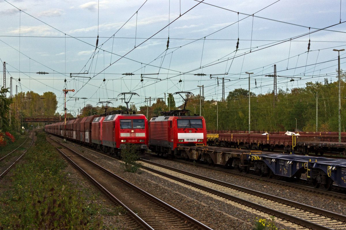 Begegnung zweier Gterzge in Dsseldorf-Rath: Whrend 189 068 mit einem Containerzug in Richtung Norden unterwegs ist, rollen 145 001 und 145 067 mit einem Ganzzug Selbstentladewagen in die Gegenrichtung.