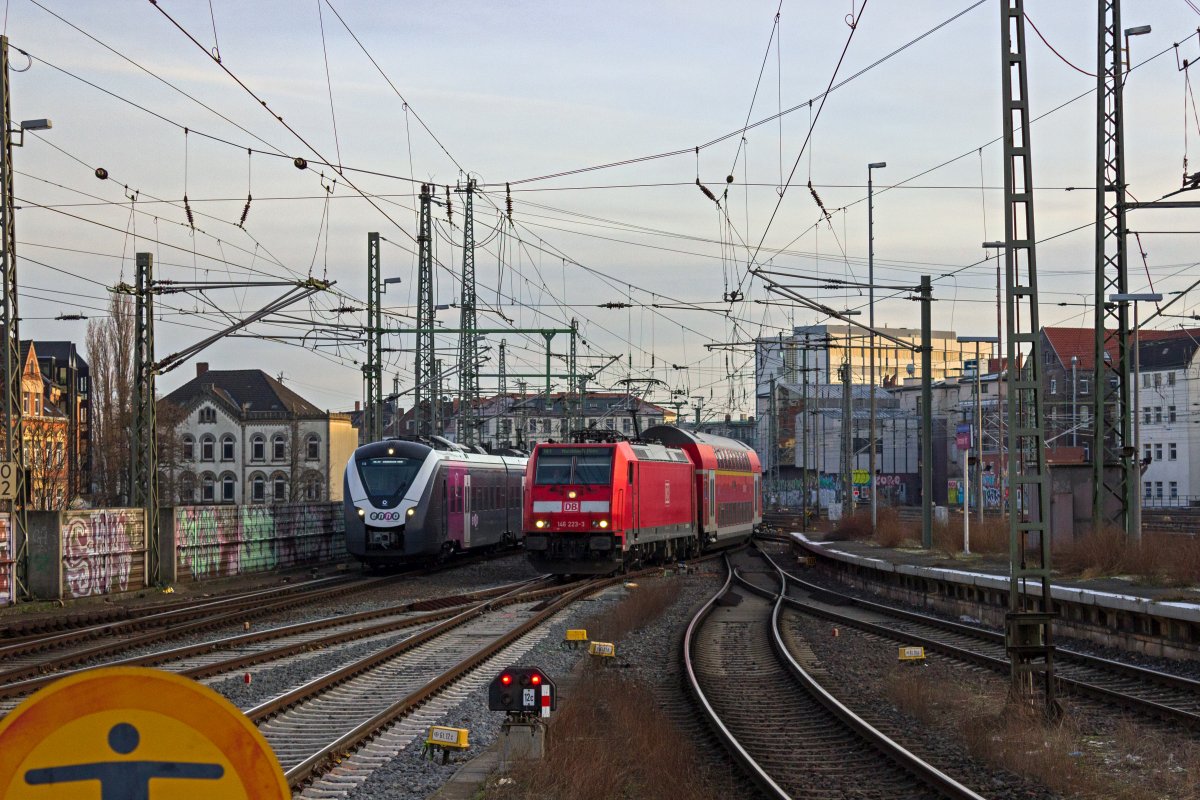 Bei der Einfahrt in den Hannoveraner Hauptbahnhof liefern sich ein RE der enno aus Wolfsburg und der RE in Richtung Norddeich ein Wettrennen, das der Triebzug 1440 114 gewinnt - alleine schon weil dieser als Zugfahrt schneller einfahren kann, als der Doppelstockzug als Rangierfahrt.