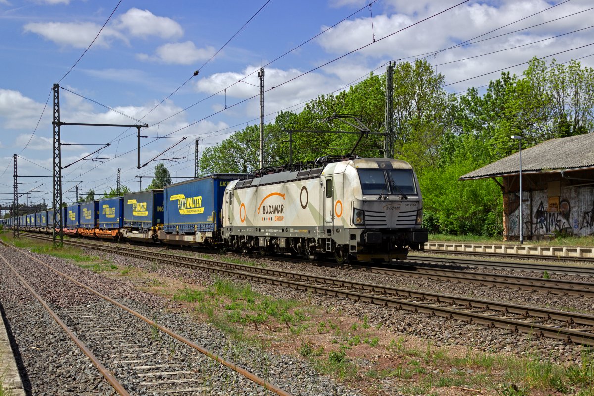 Das slowakische Logistikunternehmen Budamar setzt seine Vectron-Lokomotiven der Reihe 383 auf langlaufenden internationalen Zuglufen ein. 383 212 ist am 17.05.23 in Niederndodeleben unterwegs in Richtung Magdeburg und nimmt dabei zahlreiche LKW-Auflieger mit.