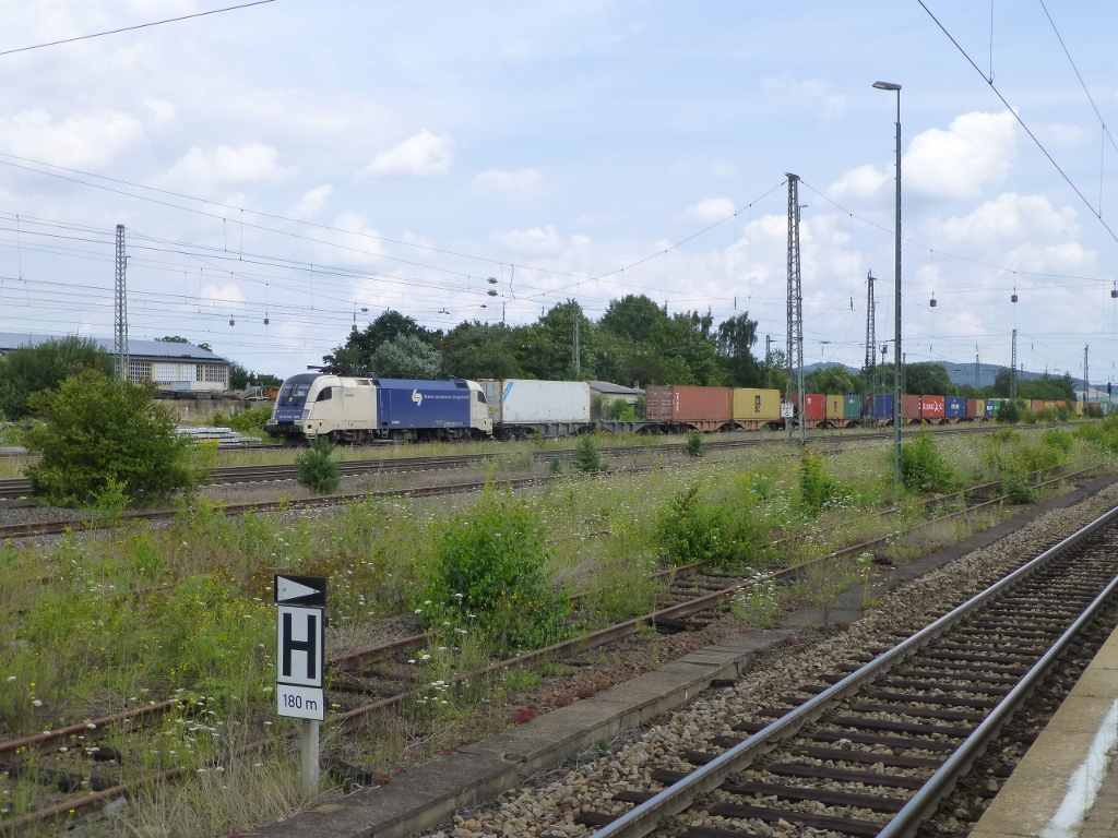 Den Wiener Lokalbahn Lok (ES 64 U2 024) war am 6. August auch mit einem für die Nord-Süd-Strecke so typischen KV-Zug durch Eichenberg unterwegs.