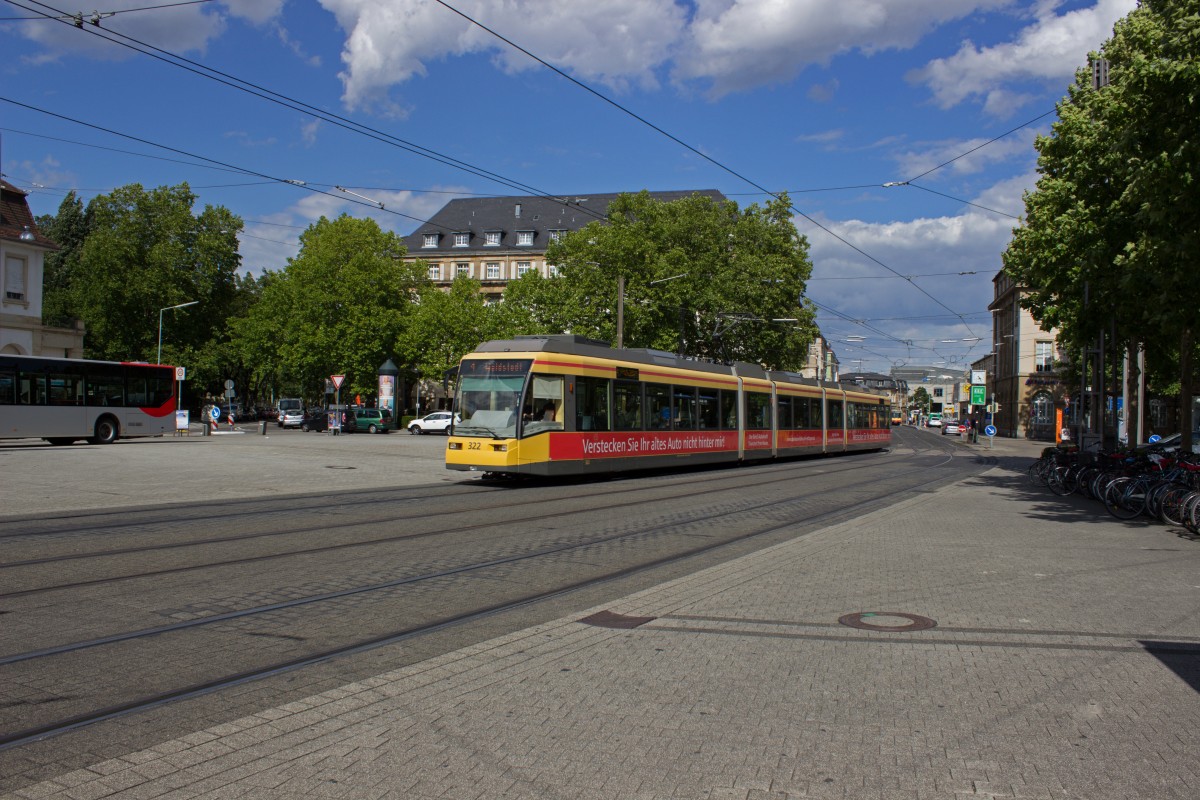 Der Achtachser 322 wird als Linie 4 in Richtung Waldstadt in Kürze auf dem Karlsruher Bahnhofsvorplatz halten.