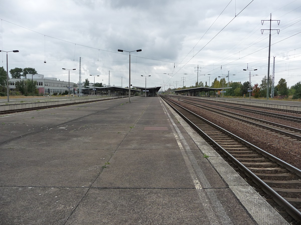 Der Bahnhof Schnefeld Flughafen in seiner ganzen  Schnheit : Die Bahnsteige haben ICE1-taugliche Mae, in Benutzung sind jedoch nur die Gleise rechts des Fotografen und ganz links zwei S-Bahn-Gleise. Die drei dazwischenliegenden Gleise sind unbenutzt. hnlich grau wie der Himmel wirkt die gesamte Umgebung. 9.10.13