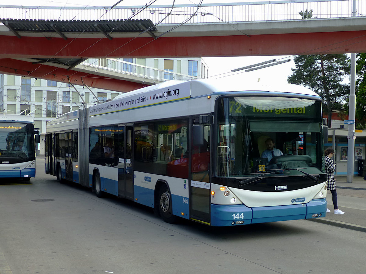 Der Bucheggplatz ist ein großer Nahverkehrsknoten zwischen der Zürcher Innenstadt und Oerlikon. Unter der sternförmigen Fußverkehrsbrücke begegnen sich am 12.6.19 Obus 144 Richtung Morgental und ein Bus der Line 32.