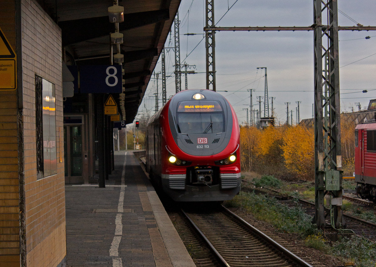 Der PESA-Neubautriebwagen 632 113 hat als RB43 aus Dortmund Wanne-Eickel erreicht. Aufgrund von Bauarbeiten auf dem weiteren Linienweg nach Dorsten endet der Zug am 01.12.18 hier und fährt nach etwa einer halben Stunde zurück in Richtung Dortmund.