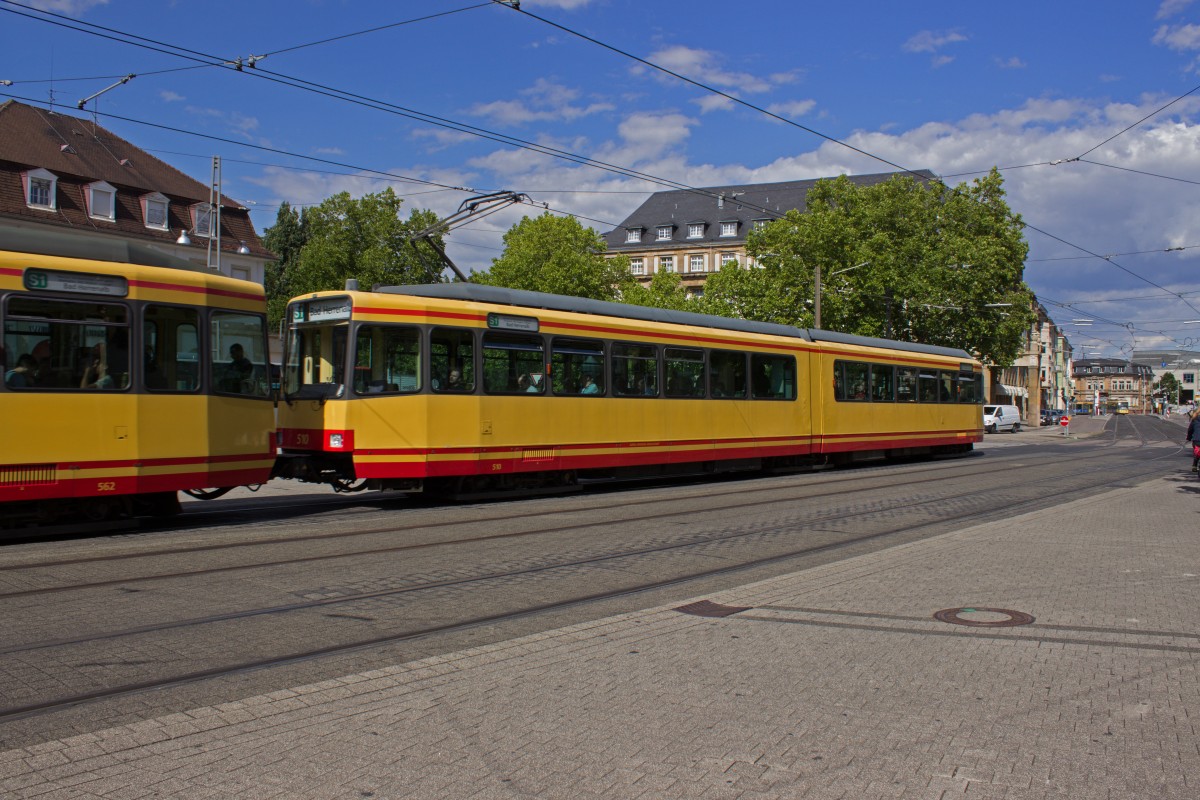 Der sechsachisgie Stadtbahnwagen 510 am 30.07.15 als geführter Wagen einer Doppeltraktion als S1 auf dem Weg nach Bad Herrenalb.