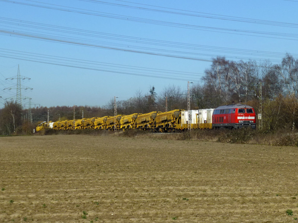Die 218 486 der Railsystems RP ist am 23.2.19 mit einem Bauzug bei Hilden unterwegs.