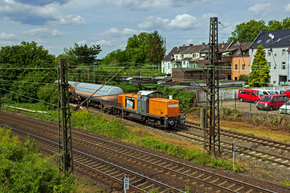 Die 295 057 der Bocholter Eisenbahn weist mit einem Aufkleber darauf hin, dass der Meistertitel der lokalen Oberliga an den Fuballverein der mnsterlndischen Kleinstadt ging. Etwas sdlich von Bocholt fhrt die Lok in Oberhausen Osterfeld ein.