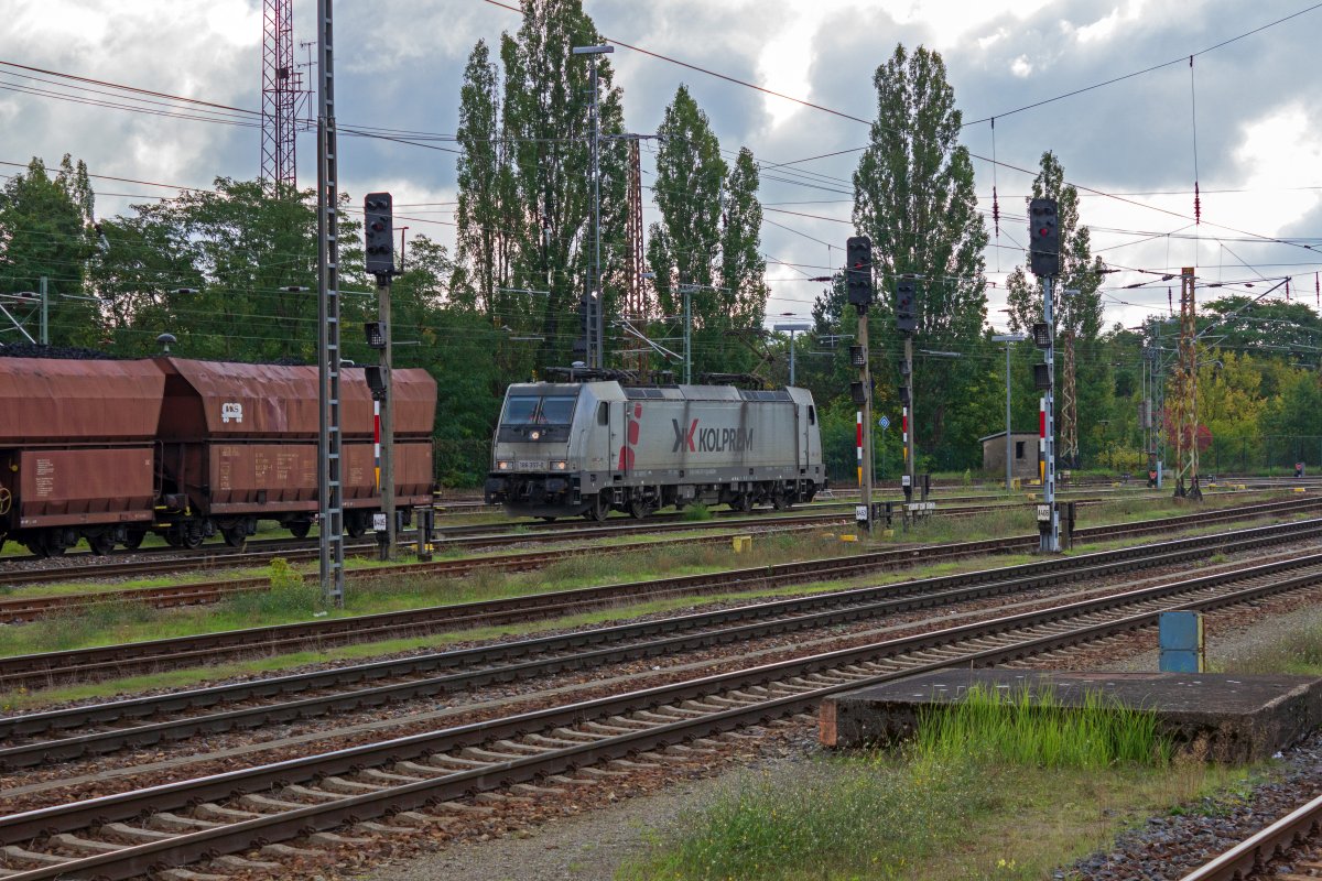 Die an die polnische Firma KOLPREM vermietete 186 357 von akiem ist mit einem beladenen Kohleganzzug in Frankfurt angekommen, hat umgesetzt und kuppelt nun am anderen Zugende wieder an, um den Zug in Richtung Sden weiter zu befrdern.