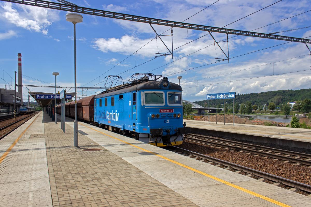 Die Baureihen 122 und 123 der ČD, die in Gre und Leistung der (west-)deutschen Baureihe 141 hneln, halten sich auch nach bis zu 50 Betriebsjahren noch zahlreich im Betriebsbestand. Mittlerweile haben viele der Loks auerdem bereits die neue Firmenlackierung von ČD-Cargo erhalten, so wie hier 123 001 in Praha-Holeovice.
