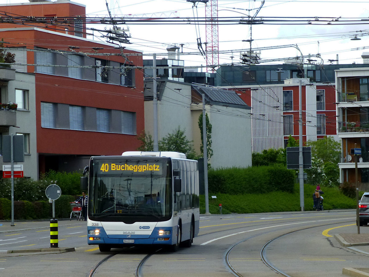 Die Buslinie 40 ist eine der Quartierslinien in Zürich, die einzelne Wohngebiete erschließen und sie an die nächsten Umsteigepunkte anbinden. Dieser Midibus mit der Nummer 338 kommt gerade aus Seebach, hat die Außengebiete von Oerlikon durchquert und erreicht nun den Endpunkt Bucheggplatz. 12.6.19.