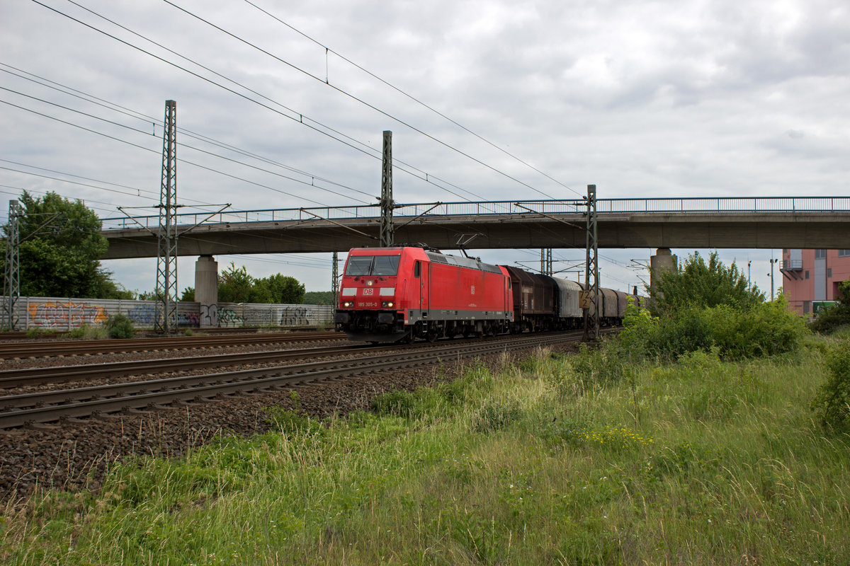 Die DB-Cargo-Lok 185 305 nhert sich mit ihrem Gterzug am 13.06. Kln-Porz und damit dem Abzweig in Richtung Gterbahnhof Gremberg.