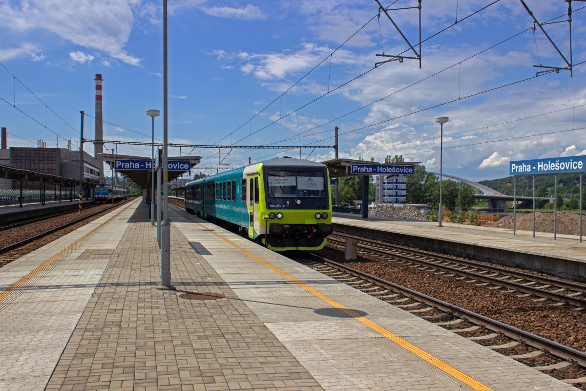 Die DB-Tochter Arriva Vlaky bediente sich fr Ausschreibungen tschechischer Netze recht ausgiebig im Pool ausrangierter 628. Whrend die von Prag ausgehenden Rchlik-Leistungen, die den betagten Triebwagen (zumindest dem Namen nach) zum Schnellzug machen, erst im Dezemberg 2019 starteten, war das Unternehmen schon zuvor als Linie S 49 zwischen Roztocky u Prahy und Praha-Hostivař unterwegs; so wie hier mit 845 201, der frher einmal 628 277 hie.