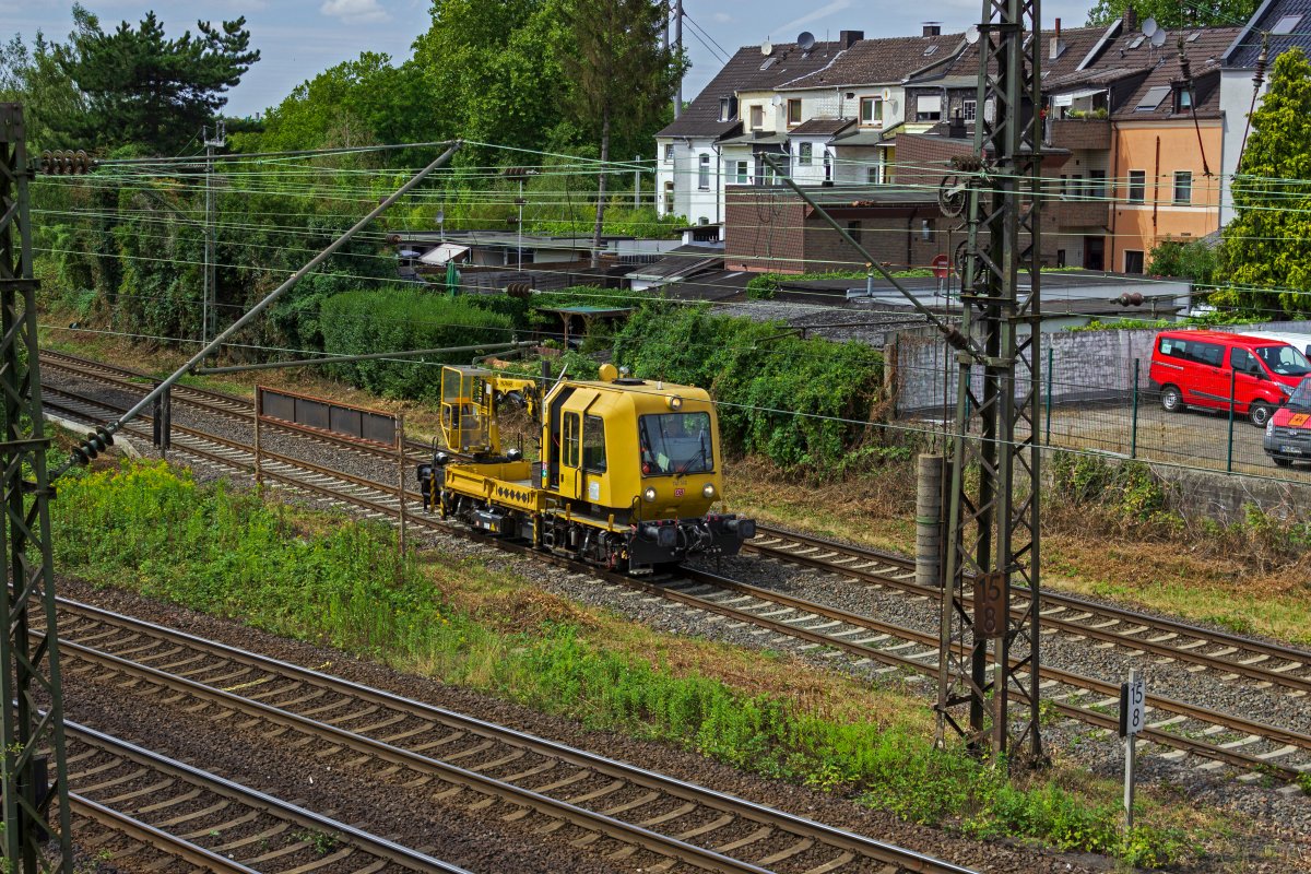 Die Gleisarbeitsfahrzeuge (GAF) von DB Netz werden zunehmend mit Nummern versehen, die an Baureihennummern von Vollbahnfahrzeugen angelehnt sind. 741 146, dessen VDM-Nummer als Schweres Nebenfahrzeug 97 17 50 028 18-7 rollt am 02.08.22 durch Oberhausen.