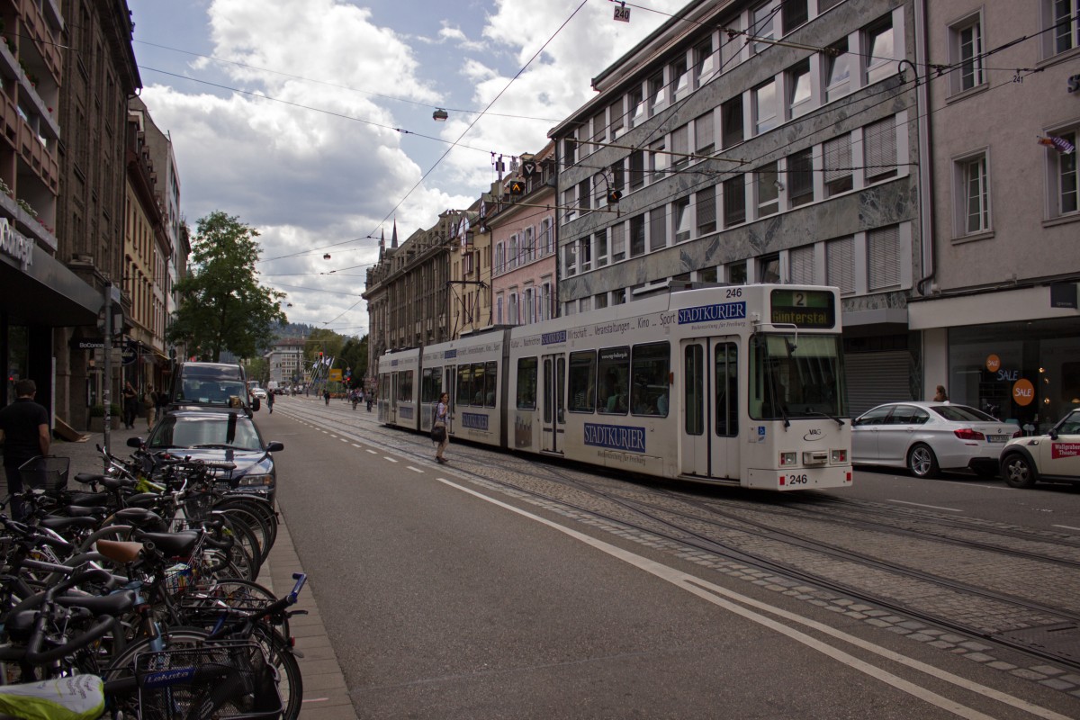 Die Linie 2 der Freiburger Straßenbahn (die sich selbst Stadtbahn nennt) wird ausschlißlich mit GT8Z bedient, weil einerseits die Entstelle in Günterstal keine Wendeschleife besitzt und zum anderen, weil die Haltestelle Siegesdenkmal zu kurz für die 40-Meter-Combinos ist. TW 246 fährt am 30.07.15 in Richtung Günterstal der Johanneskirche entgegen.