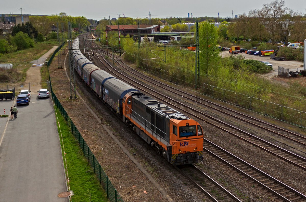 Die Lok 43 der Kreisbahn Siegen-Wittgenstein, offiziell als 273 018 bezeichnet, zieht am 12.04.22 einen Gterzug durch Ratingen-West in Richtung Norden.