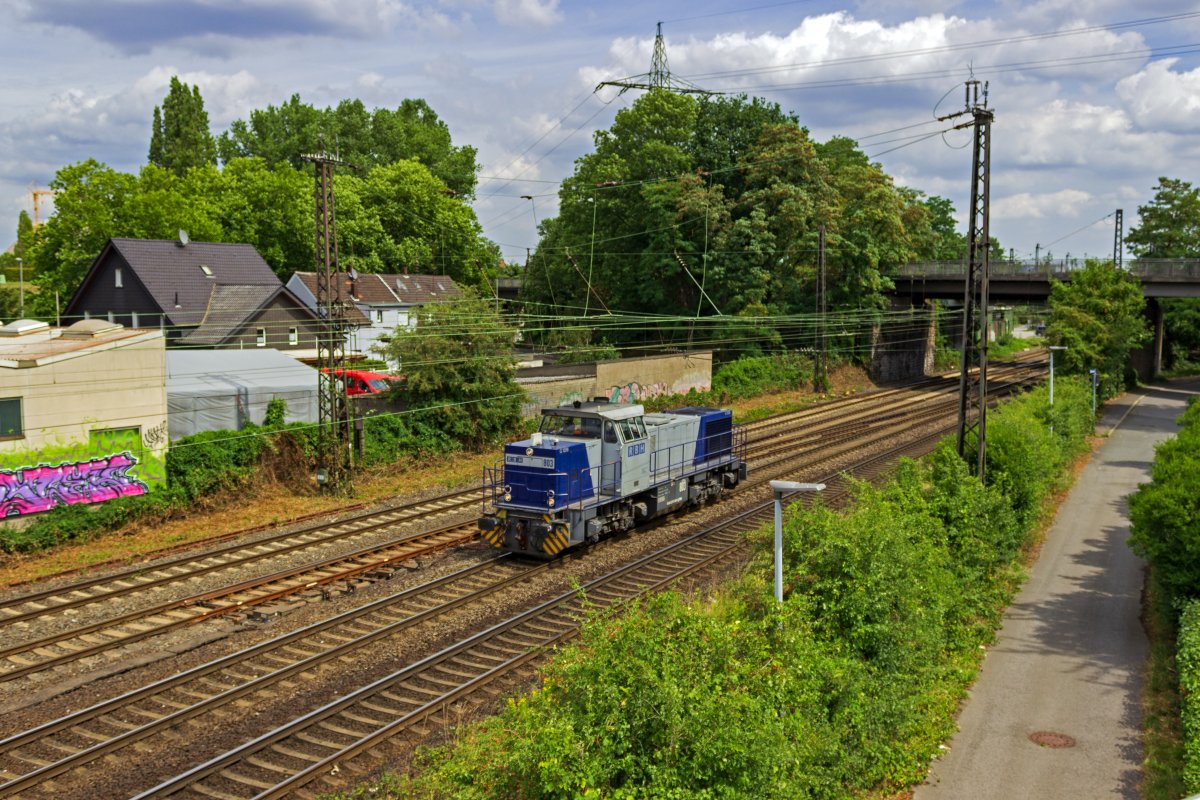 Die Lok 803 der RBH kommt als Leerfahrt aus dem Gterbahnhof Oberhausen-Osterfeld, um einen Zug abzuholen.