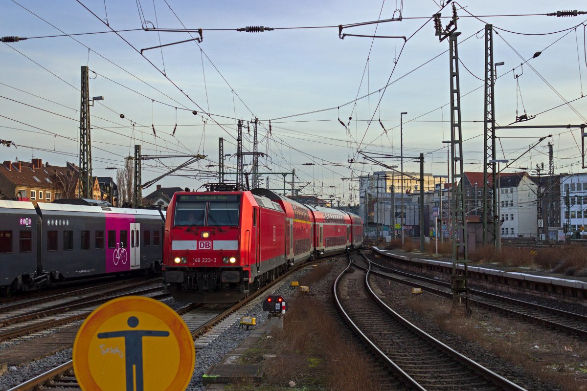 Die Lokomotive 146 223 hat es vor einiger Zeit aus Baden-Wrttemberg, wo die DB Verkehrsleistungen an andere Unternehmen abgegeben hat, nach Niedersachsen verschlagen. An der Spitze einer aus sieben Wagen bestehenden Garnitur des RE1 nach Norddeich Mole kann die Lok ihre Leistungsfhigkeit unter Beweis stellen.