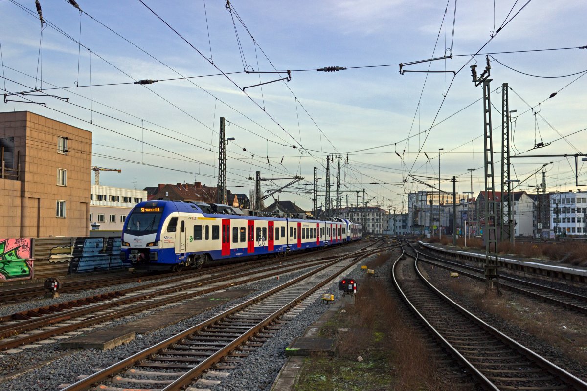 Die neuen S-Bahn-Triebwagen in Hannover unterscheiden sich in einigen Details von den an Rhein und Ruhr eingesetzten FLIRT 3 XL. So haben die Endwagen drei normalbreite Tren pro Seite anstatt zwei besonders breite. Die Farbgebung entspricht dem Farbkonzept, das knftig auch bei der vom Schwesterunternehmen NordWestBahn betriebenen Regio-S-Bahn in Bremen genutzt werden wird.