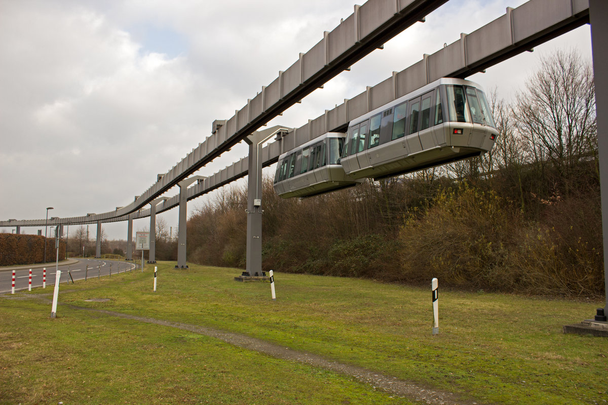 Die Skytraingarnitur 5 wird in wenigen Augenblicken nach einer letzten Linkskurve die Endhaltestelle am Düsseldorfer Flughafenbahnhof erreichen.