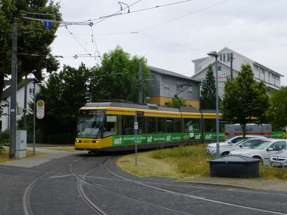 Die Straßenbahnlinie 5 in Karlsruhe hat einen ihrer Endpunkte am Rheinhafen, wo TW 261 gerade seine Wendepause abwartet. Die kreuzenden Gleise im Vordergrund dienen nicht dem Fahrgastverkehr, sondern führen nur zum ca. 1,5 km entfernten Betriebshof West.