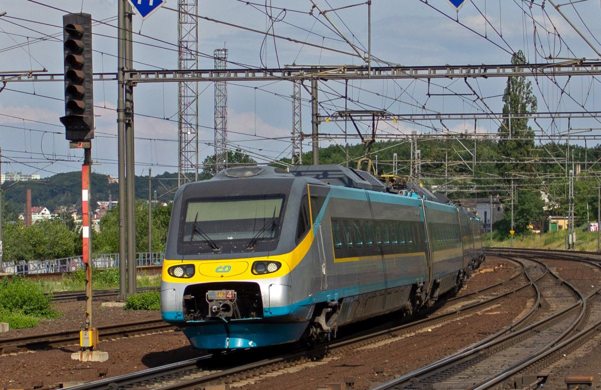 Die tschechischen Pendolino der Baureihe 680 verkehren ausschlielich einzeln. Die zum Abschleppen vorhandenen Kupplungen sind deshalb gewhnlich hinter einer Klappe verborgen, die an 680 004 augenscheinlich fehlt. Der Zug kommt als SuperCity 506 aus Ostrava.