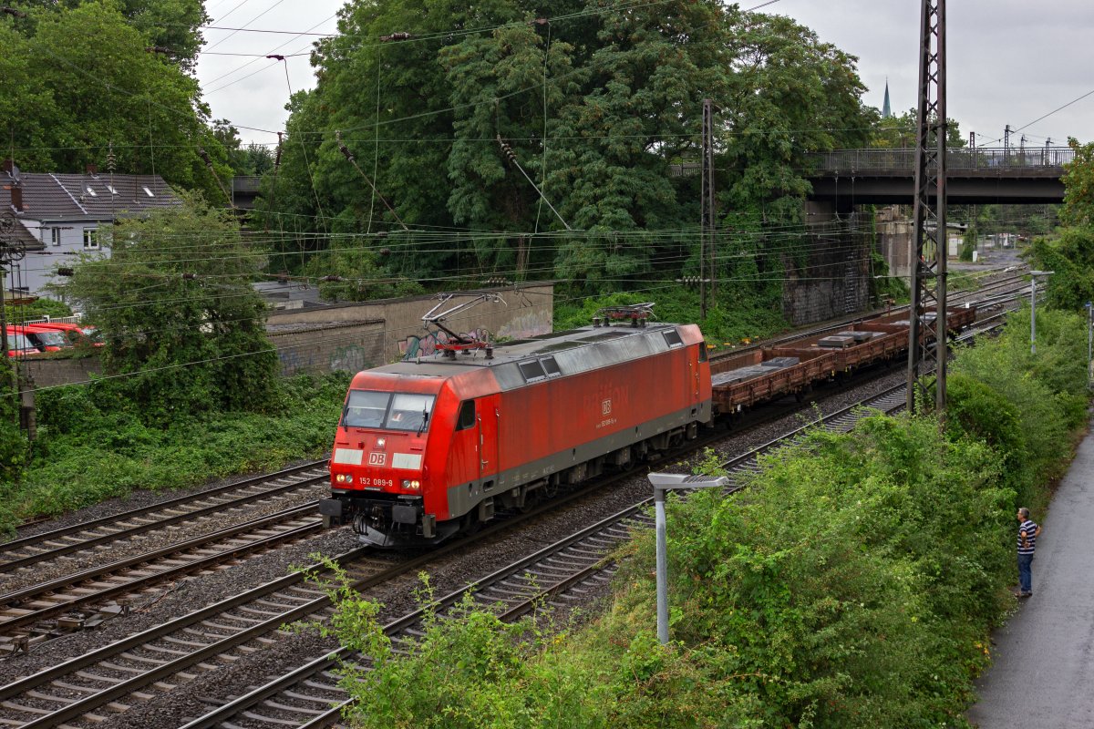 Dieser Zug sieht aus, als wre er fr eine kleine Modelleisenbahnanlage vorgesehen. 152 089 zieht drei mit Brammen beladene Wagen aus dem Rangierbahnhof Oberhausen-Osterfeld in Richtung Duisburg.