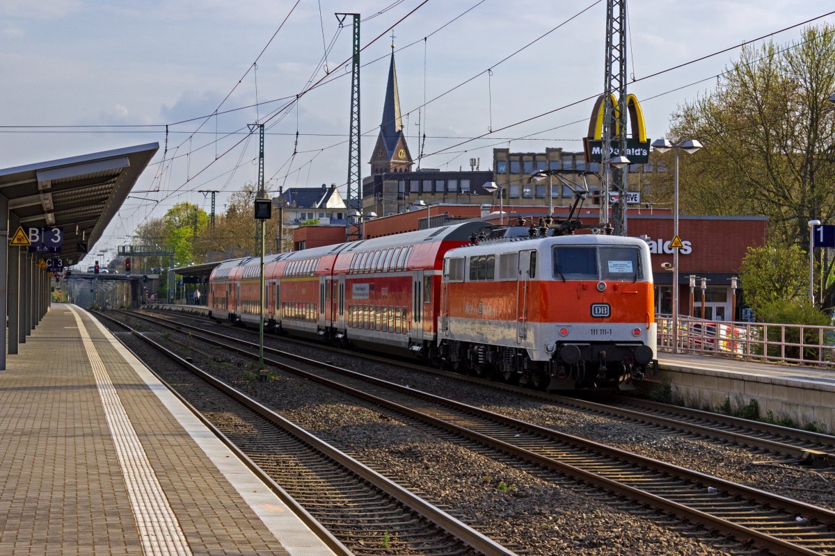 DOSTO-Garnituren mit Loks der Baureihe 111 waren in Solingen vor der Betriebsaufnahme von National Express auf der Linie RE7 keine Seltenheit. Im April 2022 war es schon eine Besonderheit berhaupt eine 111 anzutreffen, noch dazu eine farbliche Besonderheit wie 111 111.