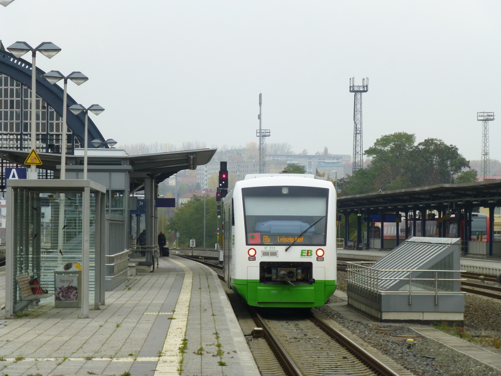 EB-VT 313 fährt auf Gleis 3 des Geraer Hbfs ein, um von dort als EBx nach Leipzig weiterzufahren, 30.10.15.