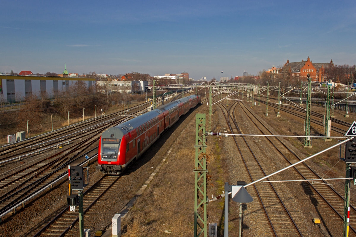 Ein Doppelstockzug der Linie RE3 auf dem Weg nach Falkenberg (Elster) in Berlin-Sdkreuz.
