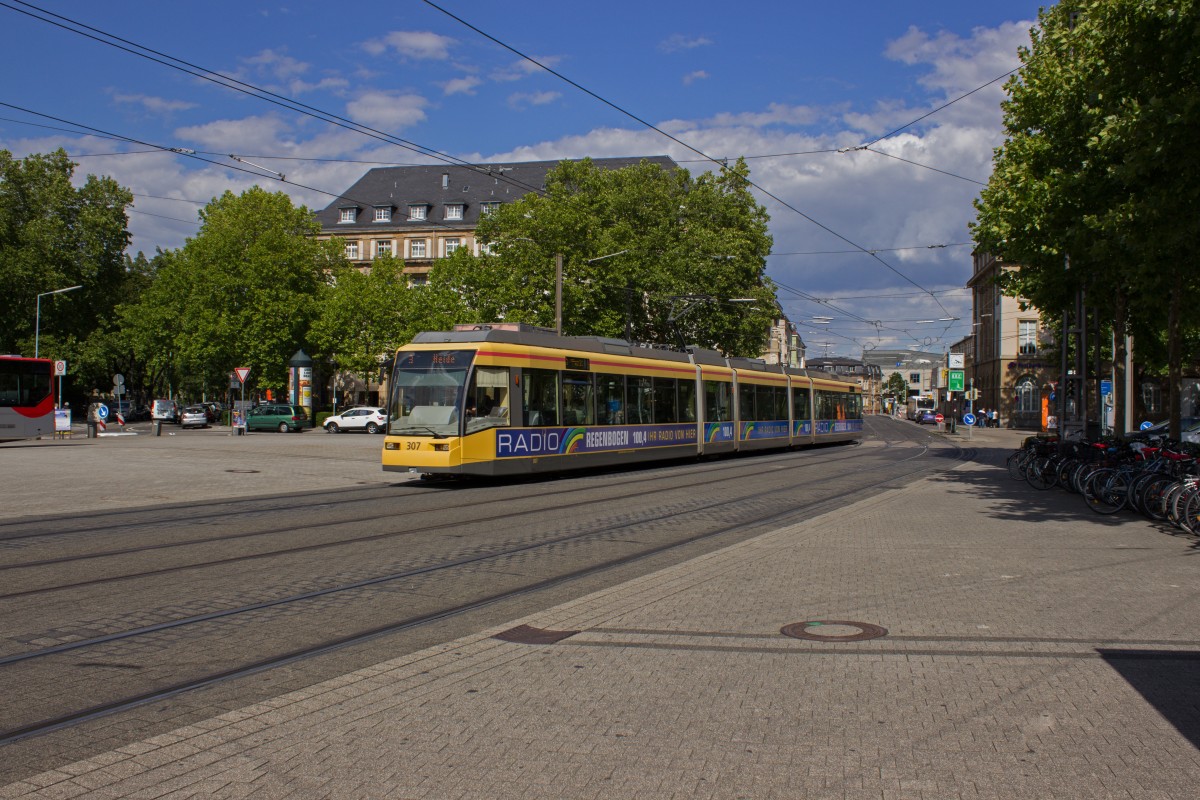 Ein einzigartiges Gewächs sind die Triebwagen der Gattungen GT6-70D/N und GT8-70D/N, die Duewag ab Anfang der Neunziger-Jahre speziell für die Karlsruher Straßenbahn entwickelte. Hier befährt TW 307 auf der Linie 3 den Bahnhofsvorplatz.