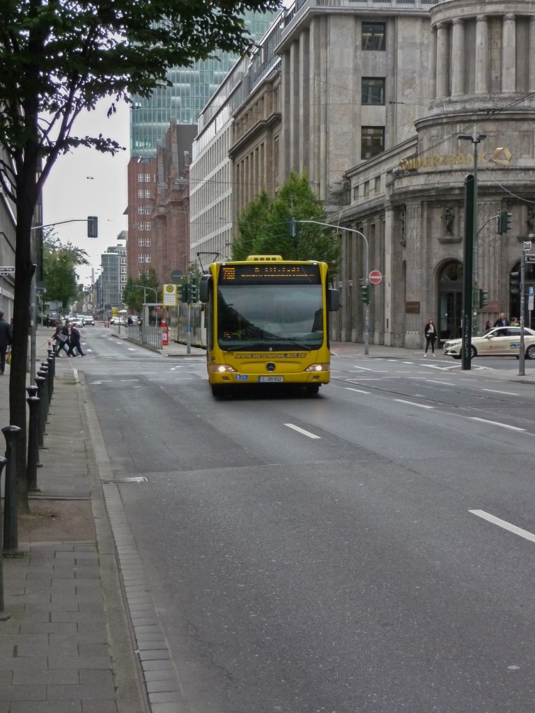 Ein Mercedes-Benz Citaro des Subunternehmers Mesenhohl biegt am 25.09.15 in die Breite Straße am Rand der Düsseldorfer Altstadt ein.