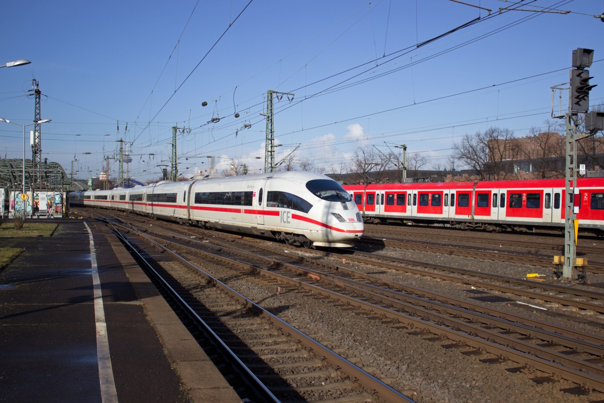Ein unspektakuläres Bild Nummer 2000: 403 030 schlängelt sich am 25.02. durch das Gleisvorfeld von Köln-Deutz.