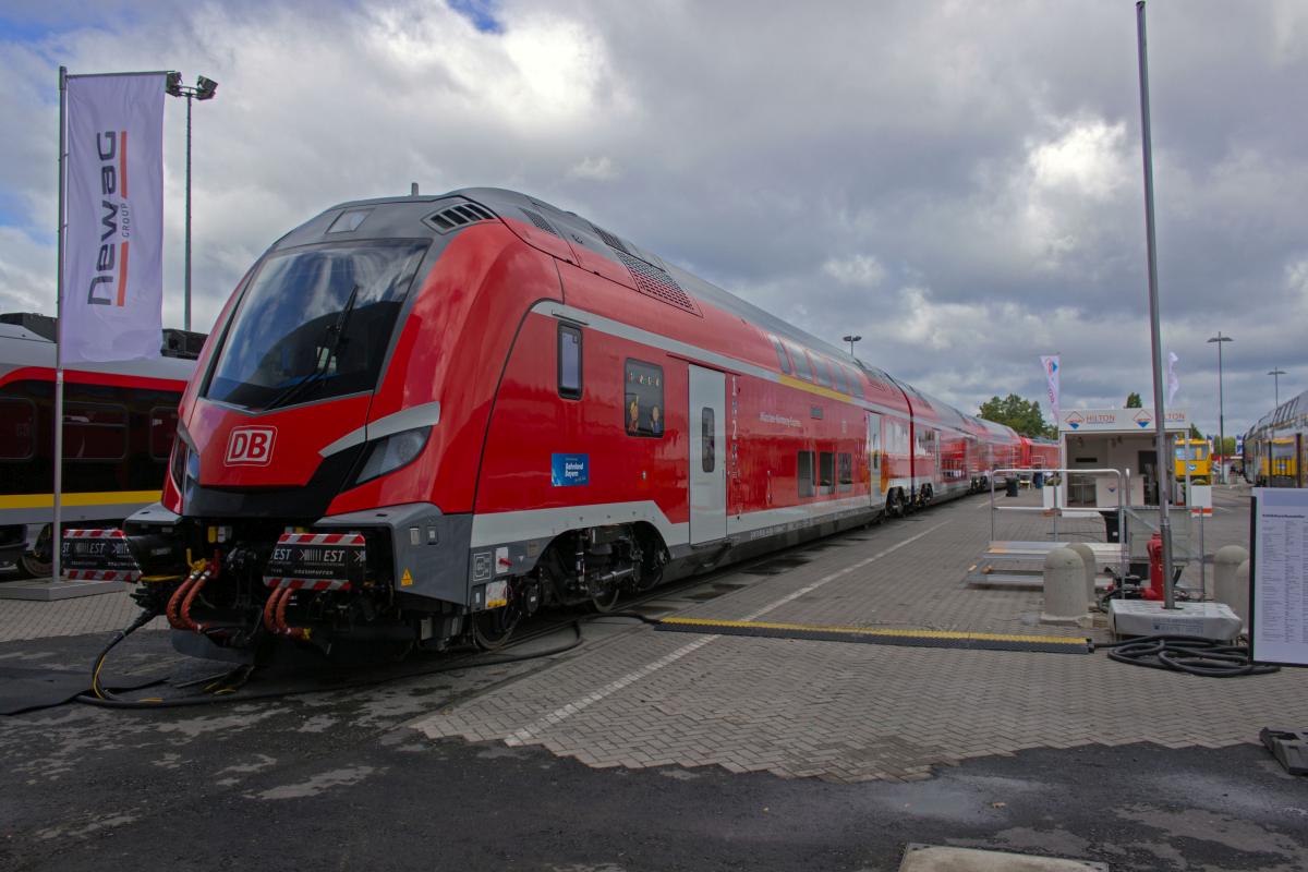 Eine auf drei Wagen verkürzte Garnitur des neuen Nürnberg-Ingolstadt-München-Express (NIM) war auf der Innotrans 2018 ausgestellt. Hier ein Blick auf das noch ungewohnte Gesicht des Steuerwagens des Herstellers Skoda aus Tschechien.