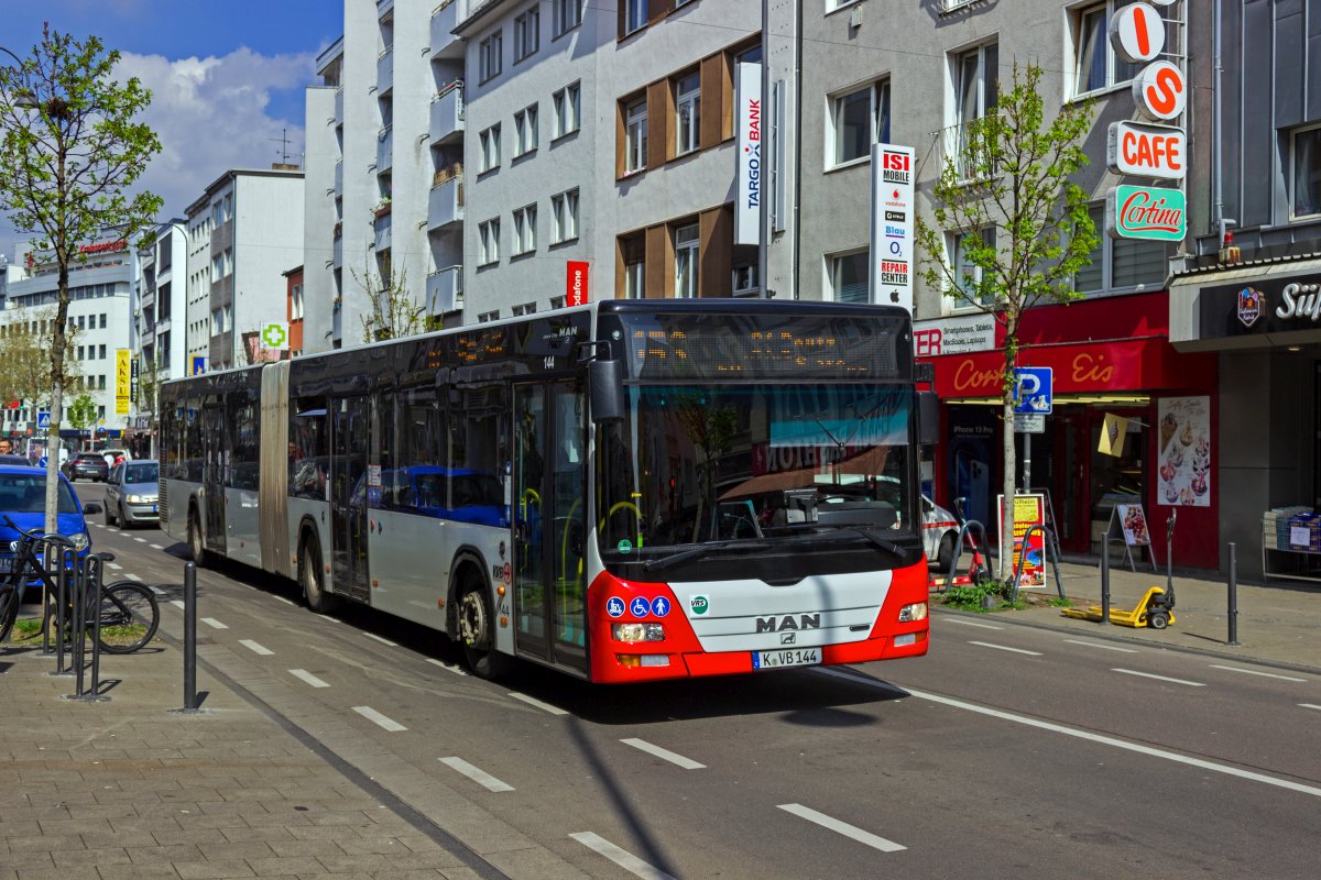 Einer der lteren MAN-Gelenkbusse der KVB, Wagen 144 ist am 14.04.2022 in der Frankfurter Strae in Kln-Mlheim unterwegs.