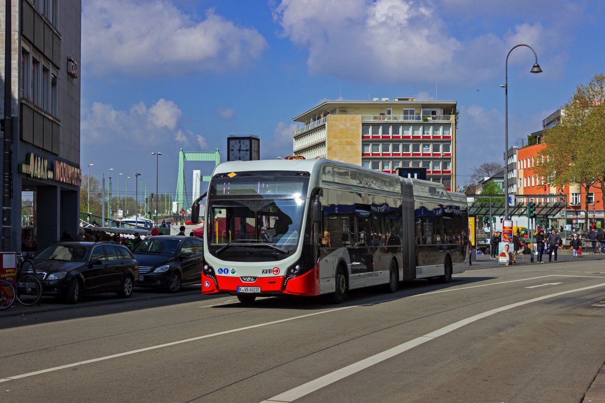 Einer der zahlreichen Gelenkbusse von VDL, die in Kln eingesetzt werden, Wagen 6022, fhrt vor der Kulisse der Mlheimer Rheinbrcke am Wiener Platz vorbei.