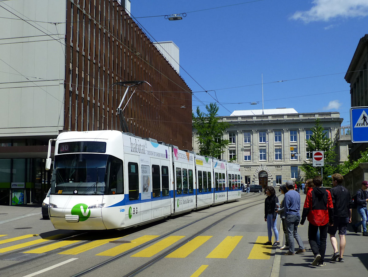 Einige Cobras der VBZ (wie hier 3068) sind nicht wie üblich in weiß-blau gehalten, sondern tragen die Farben der Verkehrsbetriebe Glattal. Trotzdem gehören sie, wie alle anderen Trams in Zürich, den Zürcher Linien. Am 12.6.19 verlässt der Zug gerade die Haltestelle ETH/Universitätsspital Richtung HB.