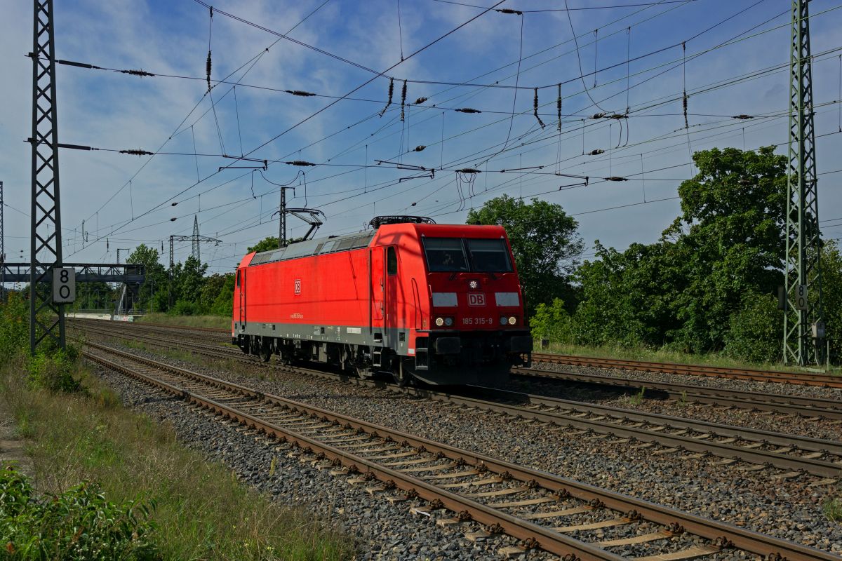 Einzeln fahrende Lokomotiven sind in Saarmund durch die Nhe zum Rangierbahnhof in Seddin recht hufig anzutreffen. 185 315 war die dritte innerhalb von wenig mehr als einer Stunde.