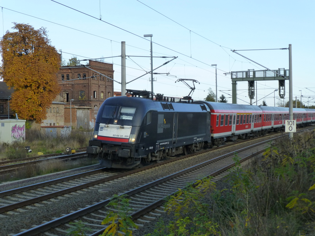 ES 64 U2-005 (MRCE) ist an die DB vermietet und fhrt am 22.10.13 eine Regionalbahn.