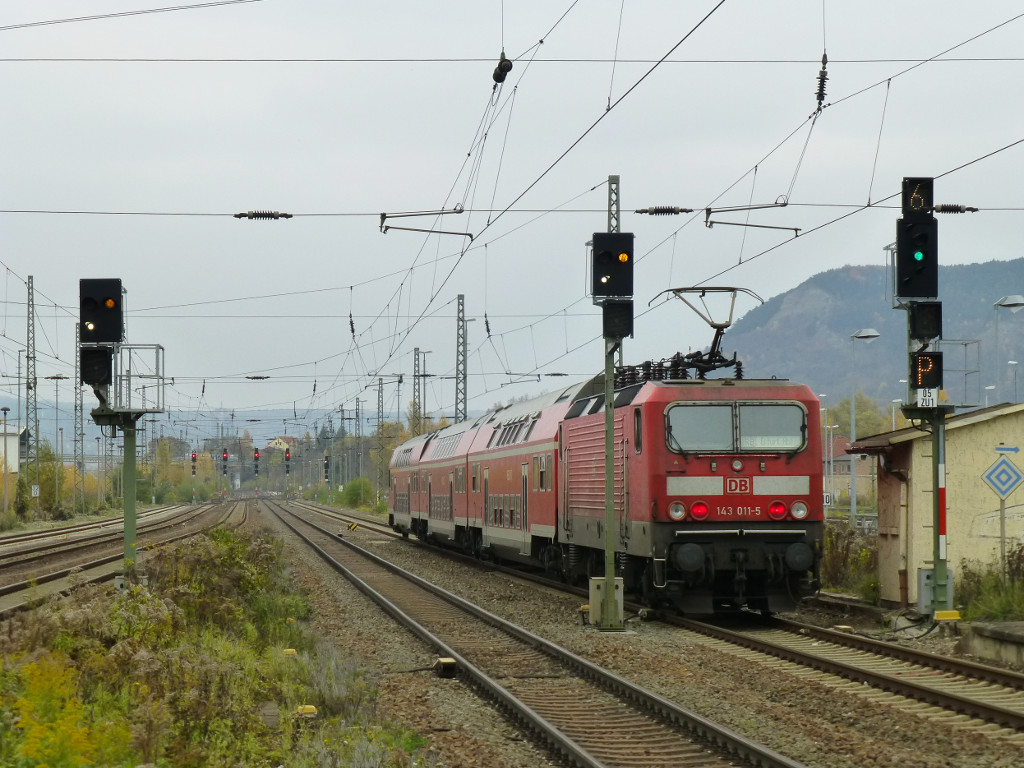 Freitags verkehrt eine besondere RB-Linie von Jena-Göschwitz über Großheringen nach Erfurt. Hier ist genau diese RB, geschoben von 143 011, am 30.10.15 bei der Ausfahrt aus Göschwitz.