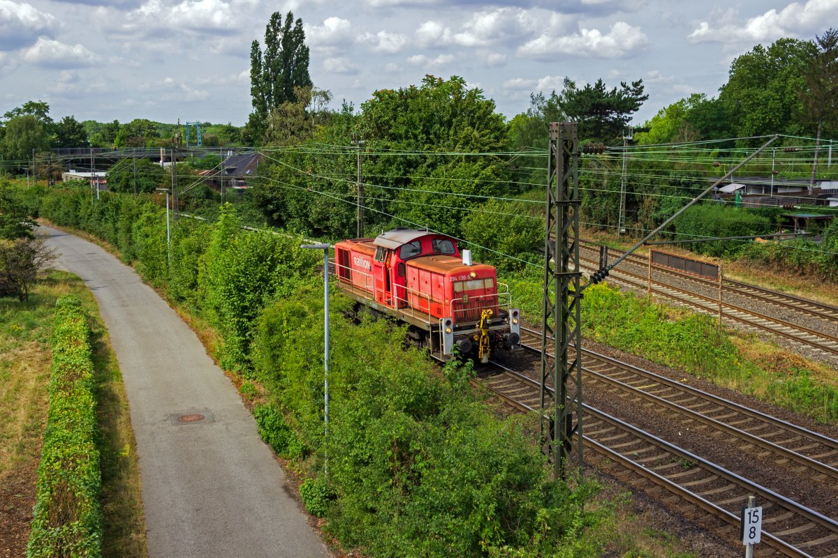 Im Ruhrgebiet finden stets zahlreiche Leerfahrten zwischen den verschiedenen Gleisanschlssen und Gterbahnhfen statt. 294 830 erreicht am 02.08.2022 in Krze Oberhausen-Osterfeld.