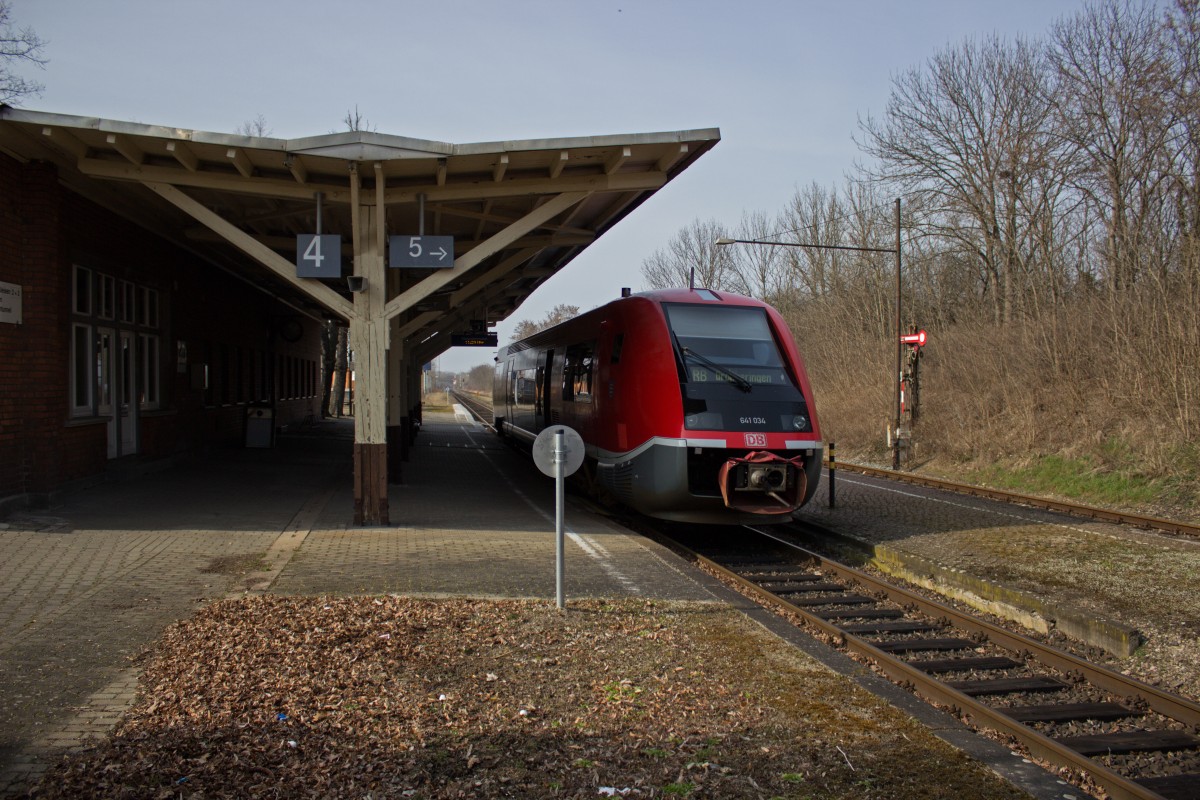 Im unteren Teil des Bahnhofs Sömmerda steht am 25.03.15 641 034 als RB nach Großheringen bereit.