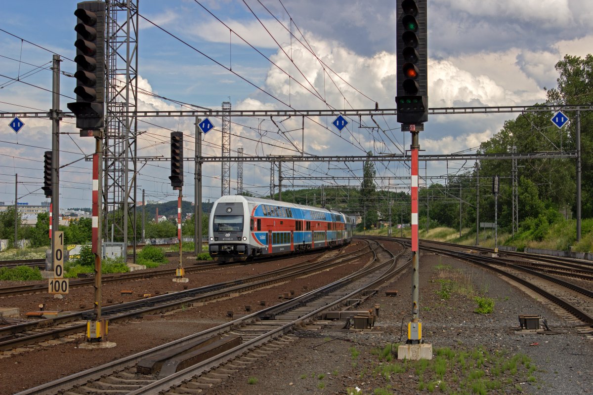 In den Hauptverkehrszeiten wird die Linie S7 von Beroun durch die Prager Innenstadt bis nach Česk Brod stlich der tschechischen Hauptstadt durchgebunden. Auf der Fahrt in Richtung Beroun erreichen die beiden Elefanten 471 045 und 471 066 Praha-Libeň.