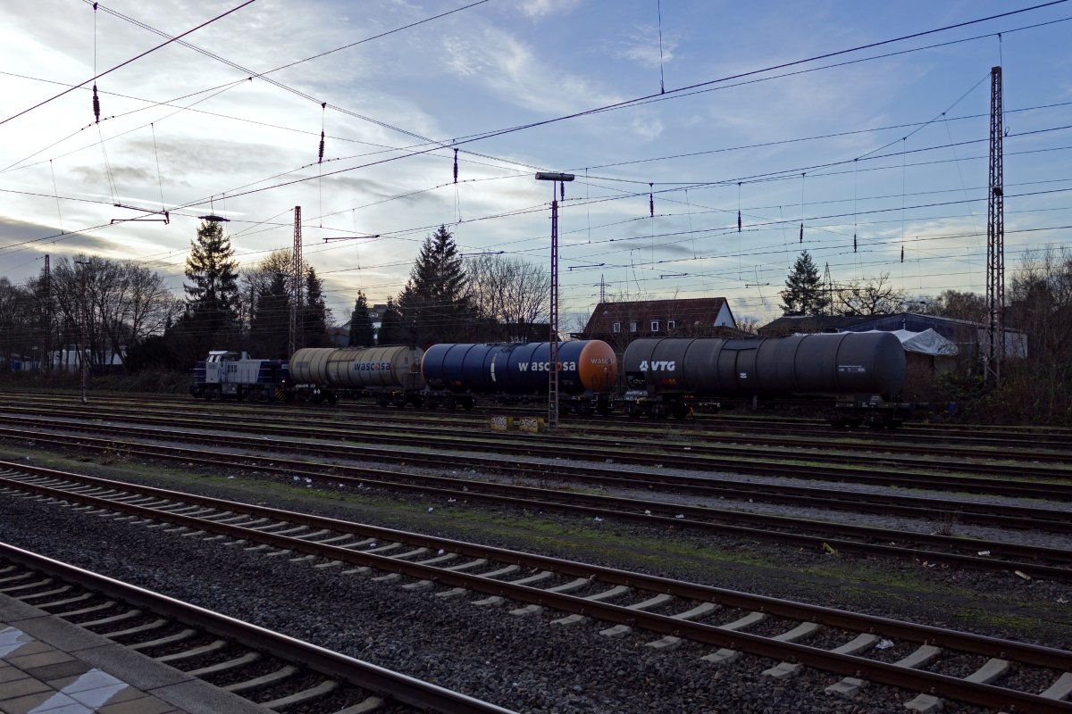 Lok 801 der RBH (98 80 0275 801) steht am Nachmittag des 27.12.22 mit einigen Kesselwagen im Bahnhof Gladbeck-West.