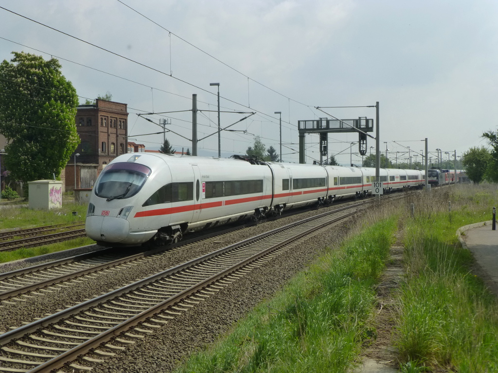 Mehr Fernverkehr am 29.4. in Vieselbach - ICE Halle(S) Richtung Frankfurt(M), im Hintergrund steht die RB nach Halle am Bahnhsteig.